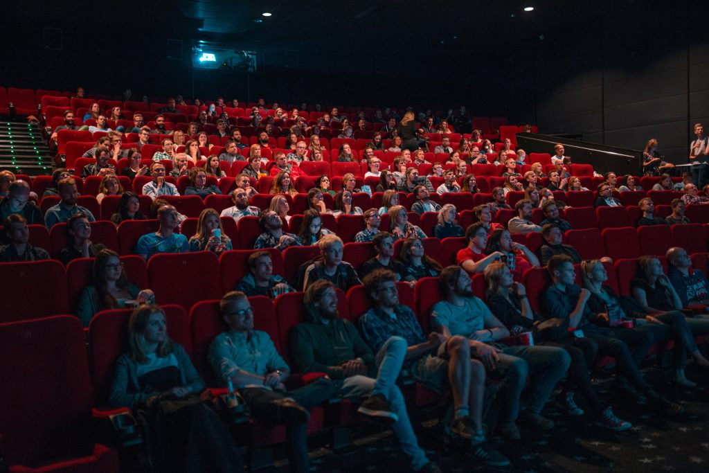 Une salle de cinéma et son public