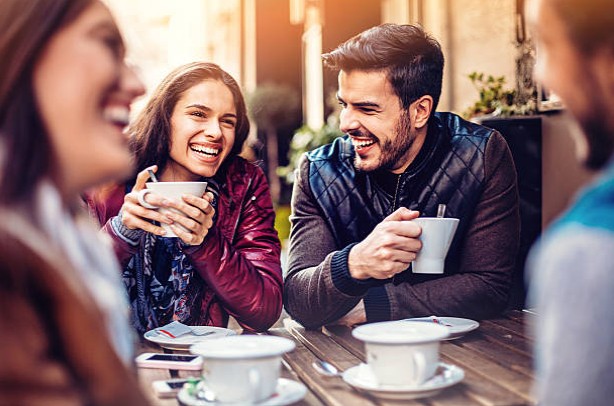 Sortir grâce aux sites de rencontres