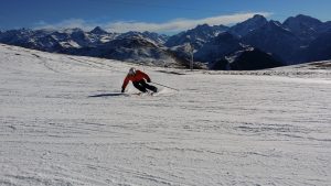 Skieur devant les montagnes