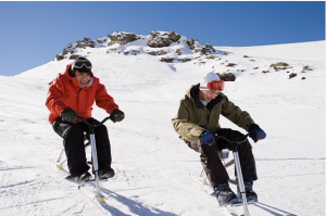 Deux jeunes en veloski sur les pistes