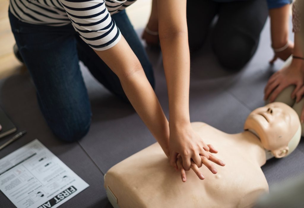 une élève qui suit une formation sur le massage cardiaque