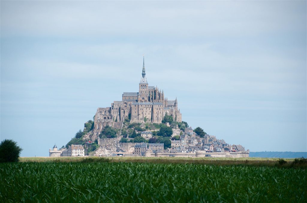 le mont saint michel devant un pré salé