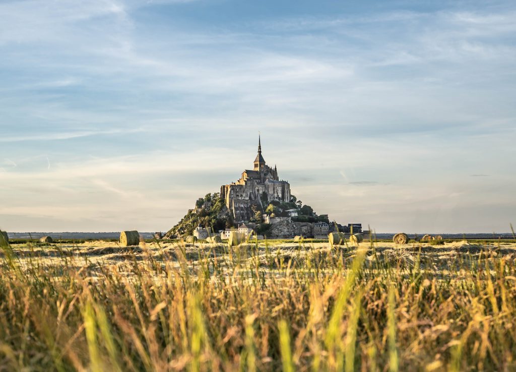 Le mont saint michel devant un pré en été