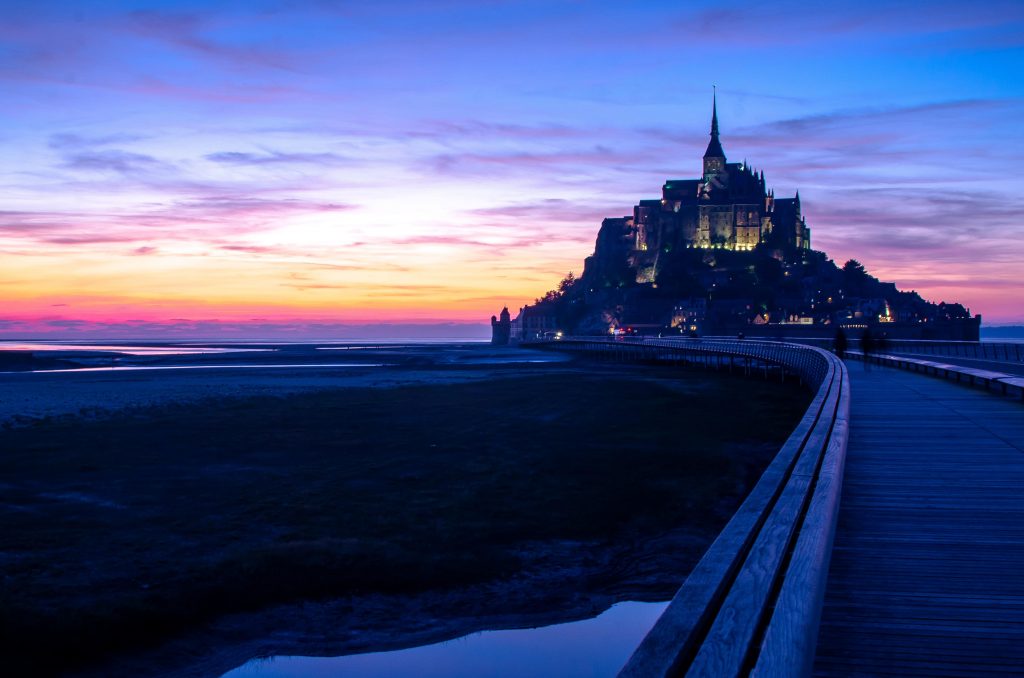 LE mont saint michel et sa passerelle de nuit