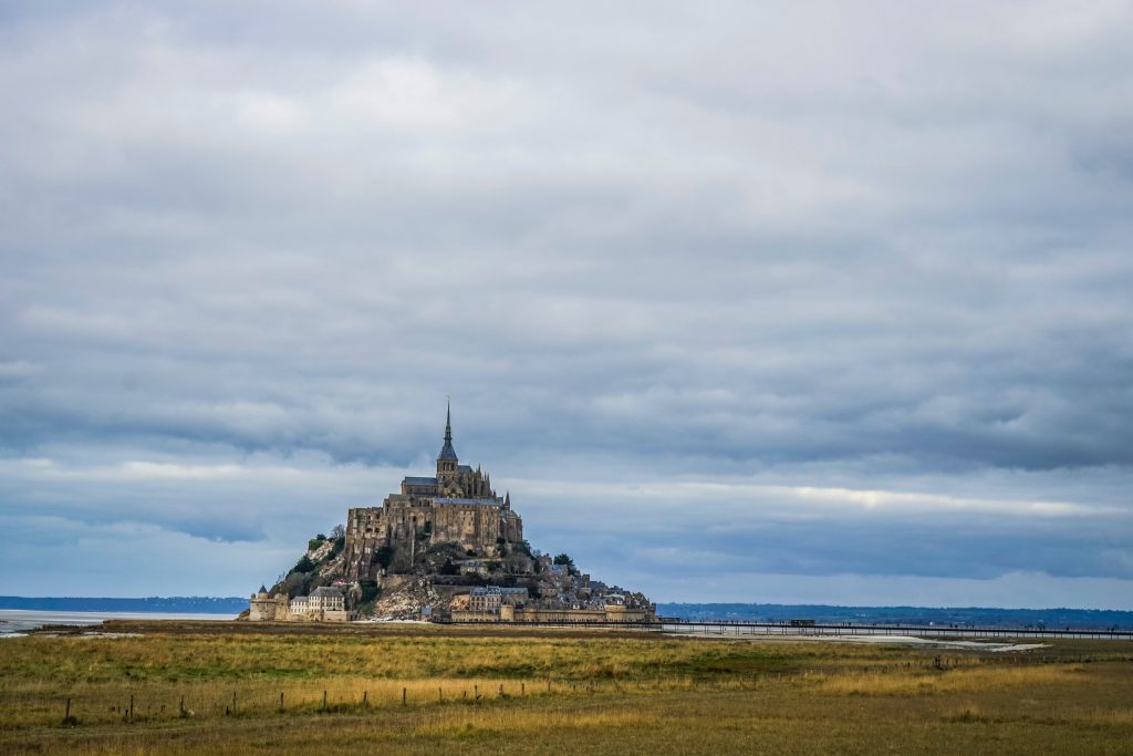 Le mont saint michel de loin en panorama