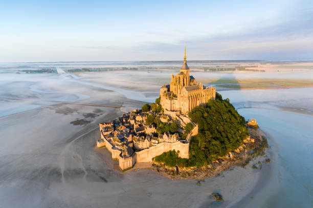 Vue aérienne du Mont Saint-Michel durant la marée haute