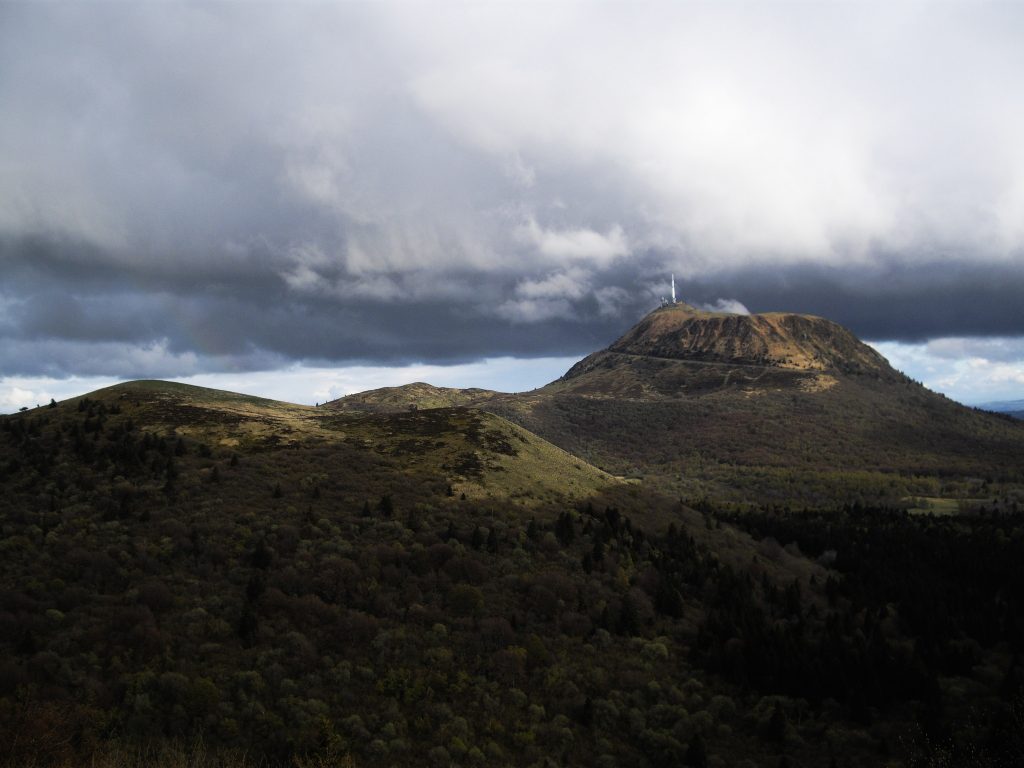 La chaine des puys avec des nuages