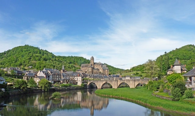 Comment se préparer pour une randonnée sur le GR 65 en Aveyron ?